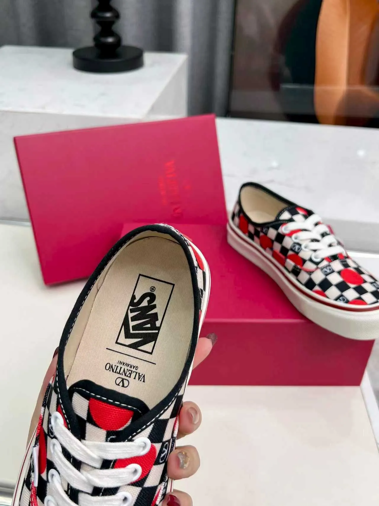 [Valentino Giving classic shoes a personality that spans the ages. Many celebrities - Jolin Tsai. Yang Zi. Liu Wen. Ma Baiquan. Choi Soobin. freen. Song Zuer. JJ Lin. zel. Cecilia Cheung. shark. Xin Yunlai...same style.
